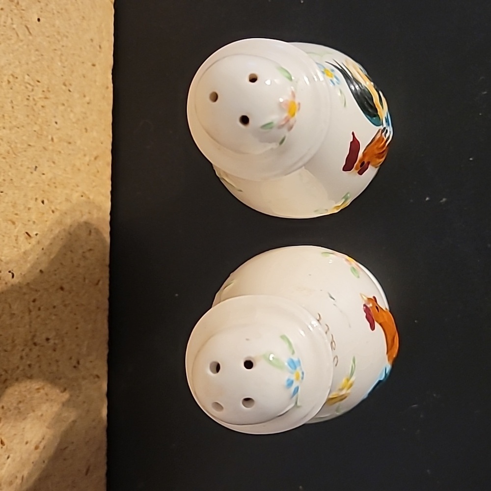 Vintage Enesco Chicken & Rooster Salt & Pepper Shakers - Picture 5 of 9